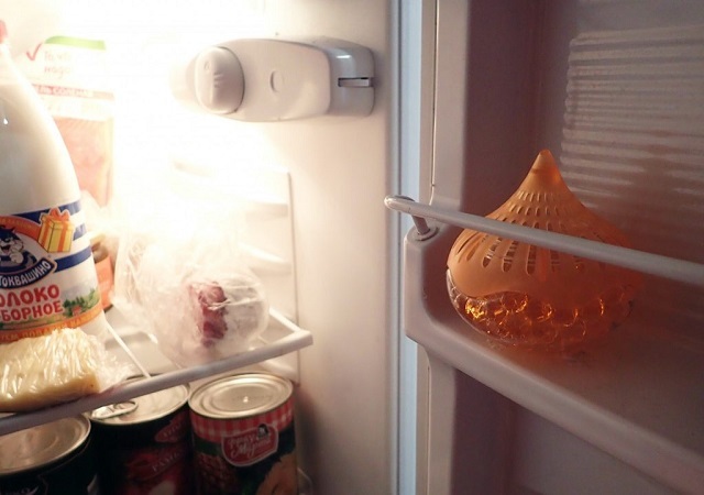 Гелевый поглотитель запахов, установленный на полке дверцы холодильника