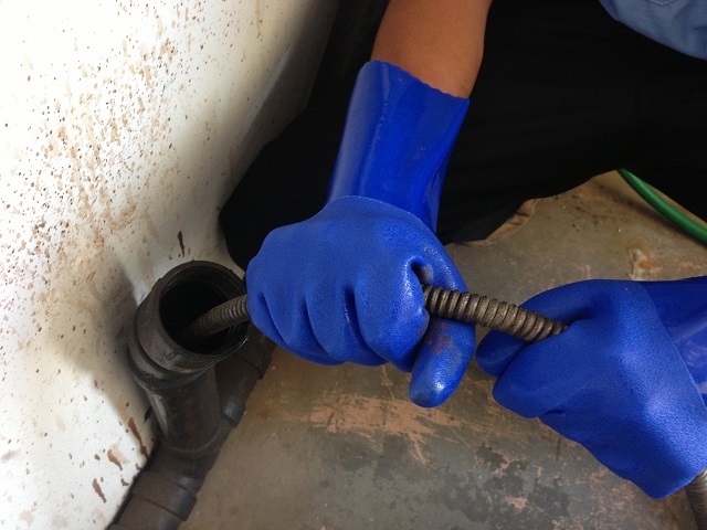  Прочистка труб канализации с помощью сантехнического троса через открытый патрубок канализационной трубы.