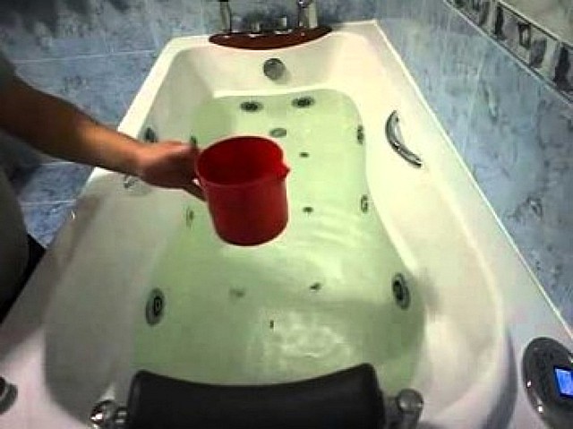 Очистка ванны, оснащённой функцией гидромассажа.