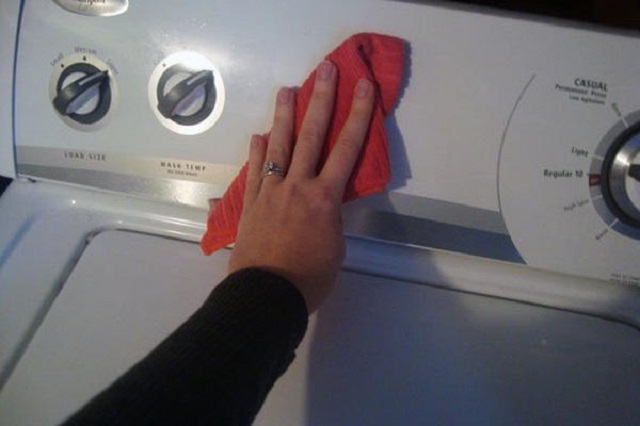 Очистка лицевой поверхности стиральной машинки.