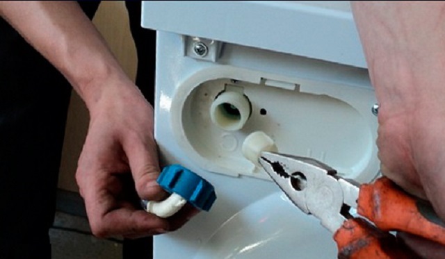 Извлечение фильтра грубой очистки для его промывки – вариант, когда фильтр размещен во входном патрубке стиральной машины.