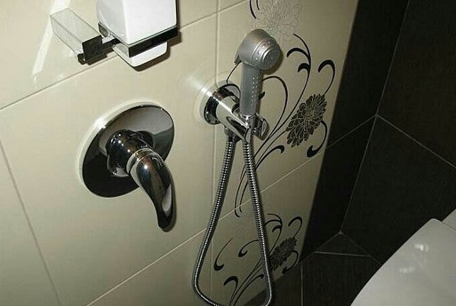 Гигиенический душ с однорычажным смесителем встраиваемого типа.