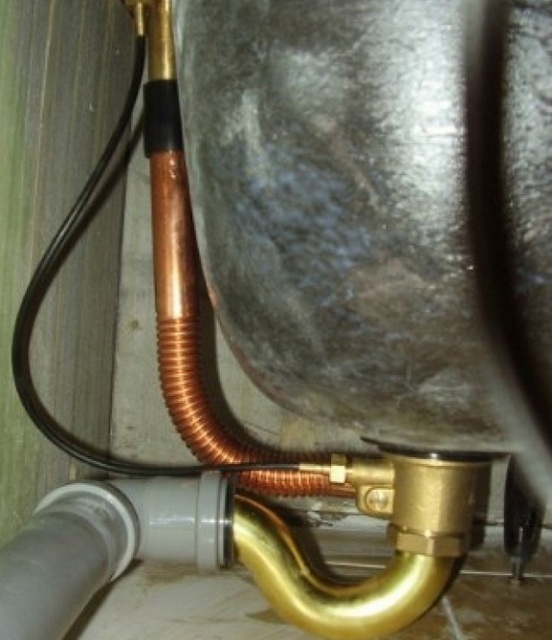На иллюстрации хорошо показано расположение основных скрытых элементов системы: сифон, соединяющая слив с переливом трубка, подключение к канализационной трубе.