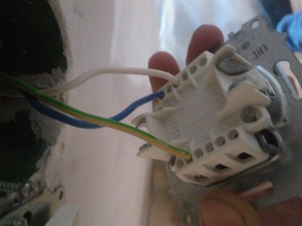 Два провода подключены к двухстороннему выключателю