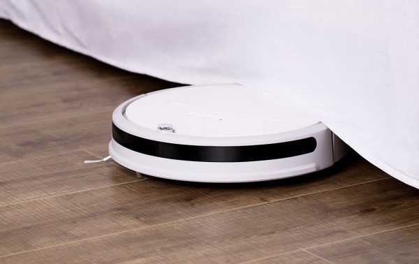 Робот компактный, из-за чего может проникать под кровать, диван, шкафы