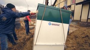 Шаг 3 – опускаем септик в котлован