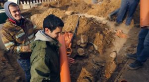 Шаг 6 – проведение канализационных труб