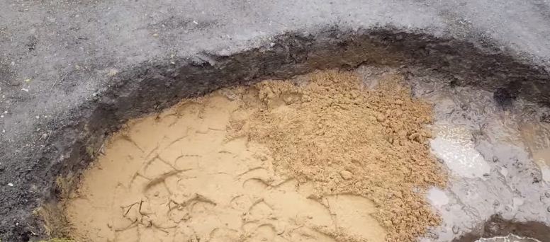 Дно засыпается слоем песка
