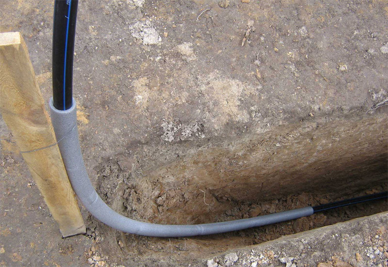 Возможность прокладки криволинейных участков водопровода без дополнительных стыков – одно из важнейших преимуществ ПНД-труб. Но при изгибе все же должны соблюдаться определенные рамки.