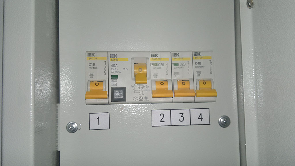 Отключаем электричество в месте установки. Для этого в электрощите, необходимо рычаги автоматических выключателей перевести в состоянии «Выкл.», обычно это положение, при котором рычаг направлен вниз