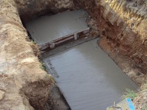 Шаг 3 – заливка подстилающего слоя из бетона