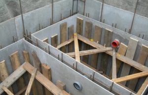 Шаг 5 (вариант 1) – установка опалубки из плоского шифера