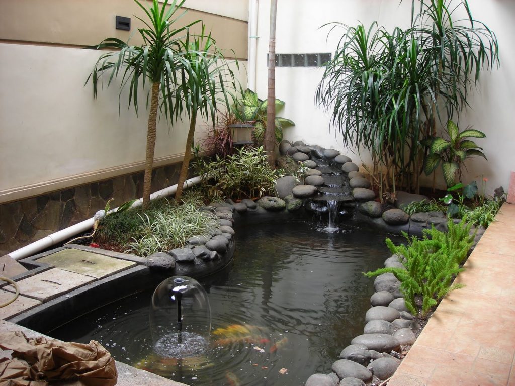 Для дополнительной влажности и красоты можно установить в саду искусственный водоём