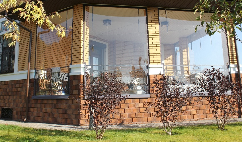 Мягкие окна отличаются относительно низкой стоимостью и легкостью установки