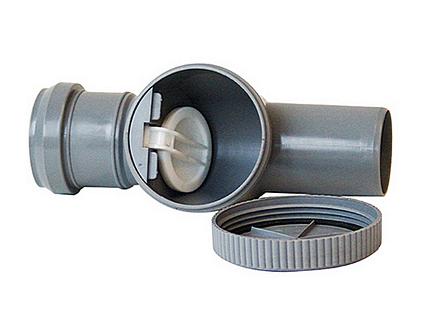 Обратный клапан на трубу 50 мм со снятой ревизионной резьбовой крышкой. Очень хорошо видна заслонка запирающего механизма.