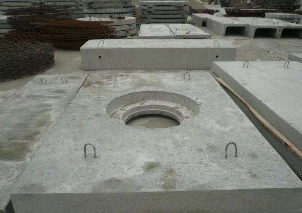 Бетонные плиты с отверстиями для канализационных люков
