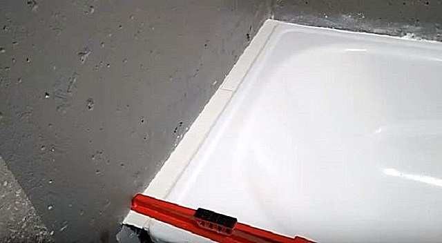  Укладываемая на гипсокартон плитка должна находиться на одном уровне с бортиком ванны
