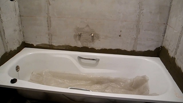 Если край бортика ванны будет врезан в стену, то решается проблема сквозного просвета между двумя поверхностями