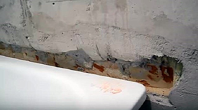 Если край ванны будет углублен в стену, то герметизация шва потребуем минимума усилий.