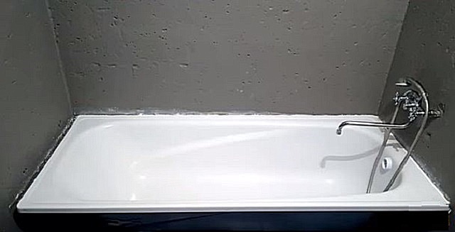 Ванна должна быть плотно прижата к закрепленному на стене металлическому профилю.
