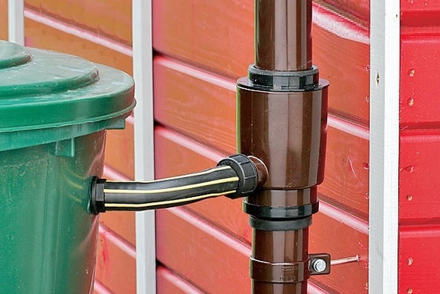Дождевой коллектор на водосточной трубе перенаправляет воду в накопительный резервуар и поддерживает ее уровень, не допуская перелива через верх бочки. 