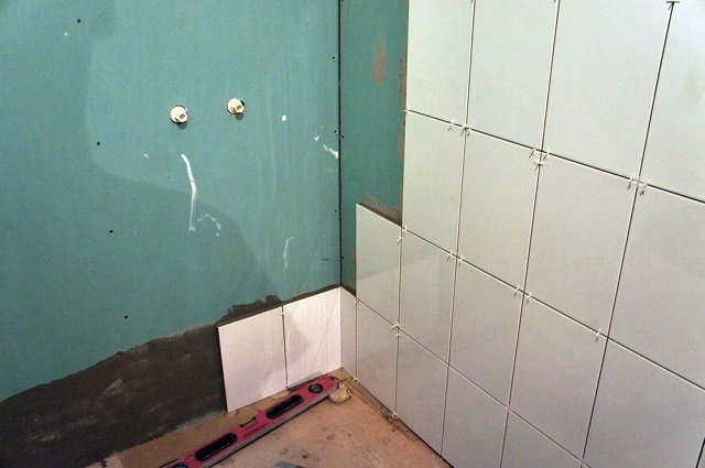 Для выравнивания или выстраивания стен в ванной используются влагостойкие листы гипсокартона
