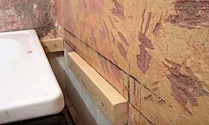 Как заделать стык между ванной и стеной