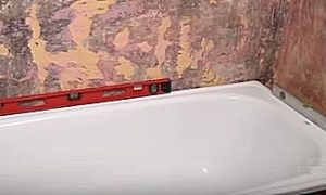 Как заделать стык между ванной и стеной