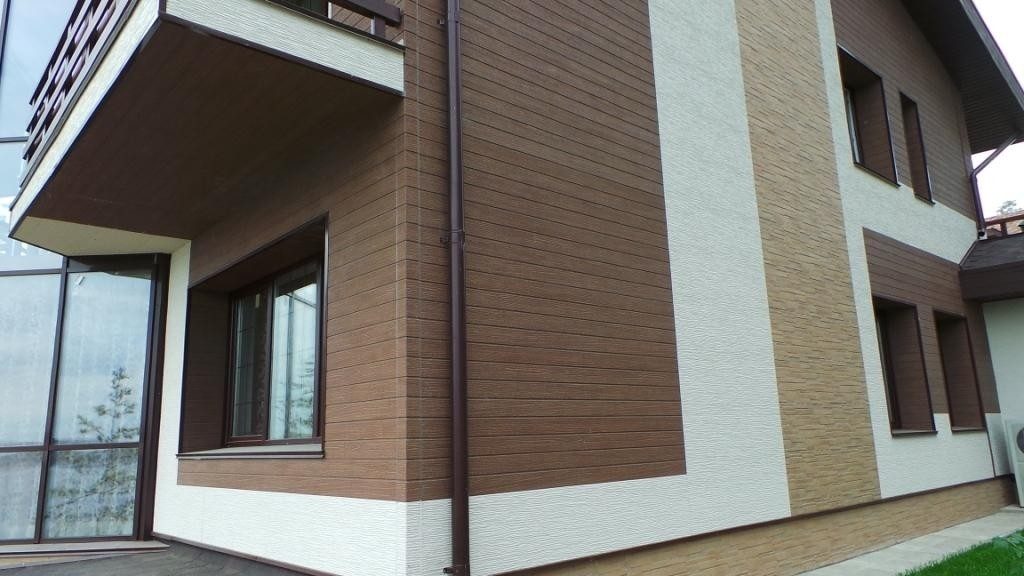 Фасады из фиброцементных панелей могут имитировать поверхность дерева, камня, мрамора или кирпича