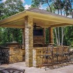 Беседка из камней с барной стойкой