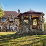 Беседка прекрасно сочетается с отделкой фасада