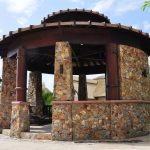 Круглая каменная беседка