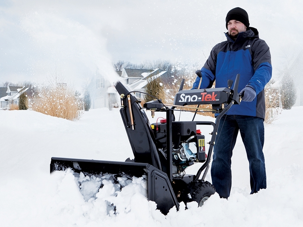 Лучше выбирать двухступенчатую снегоуборочную машину – такие модели считаются более надежными