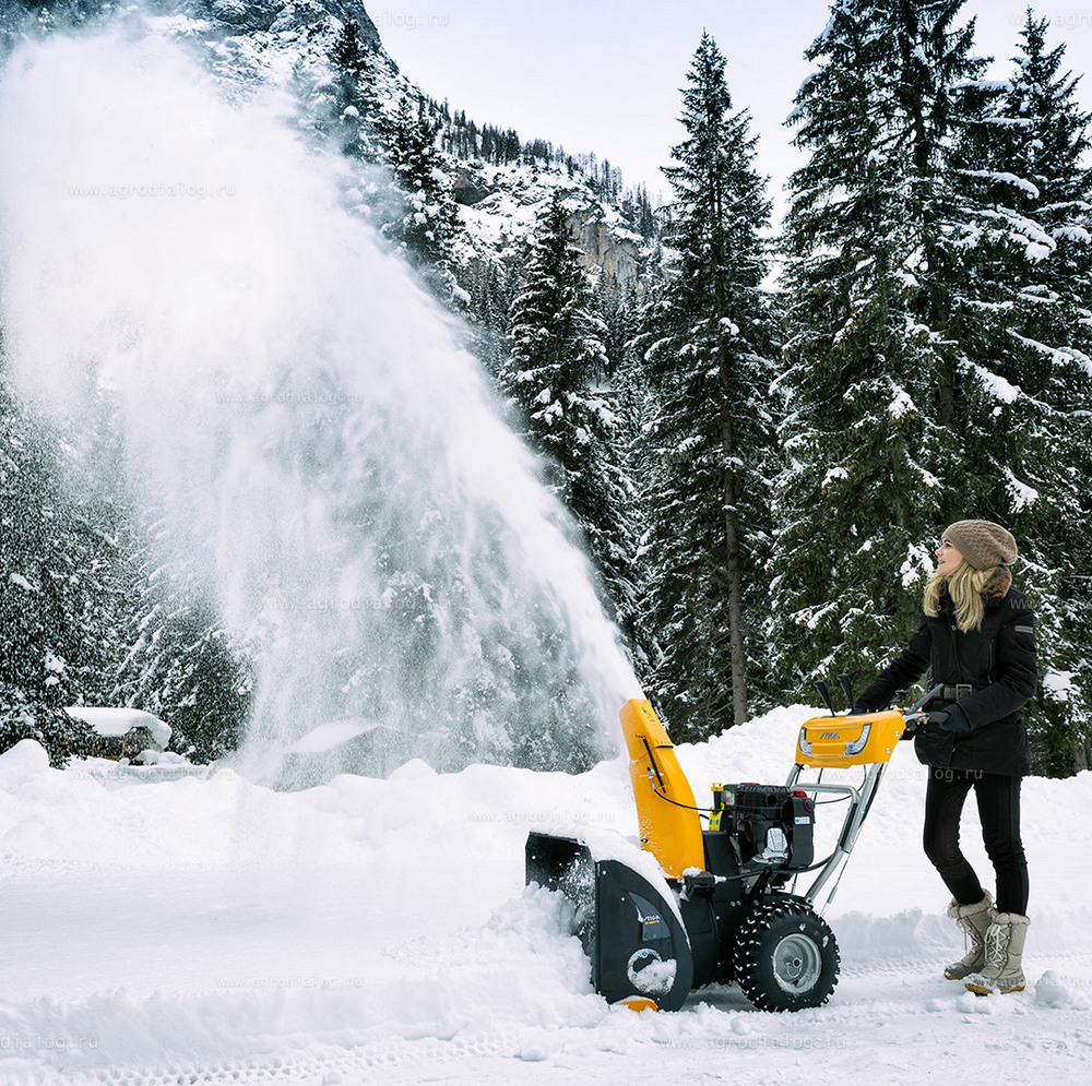Бензиновые снегоуборщики считаются более мощными, хотя для небольших территорий подойдут и электрические