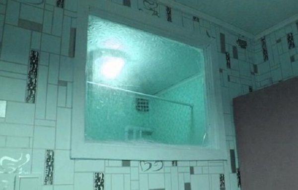 Окно между кухней и санузлом