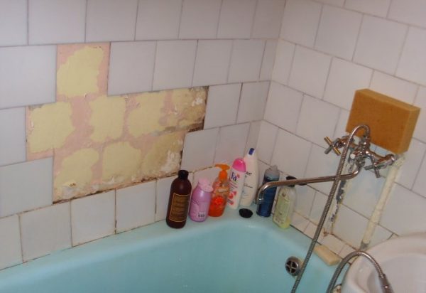 V koupelně opadávají dlaždice