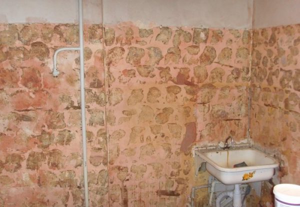 V kuchyni odstraněna dlažba