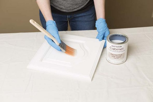 Если потребуется, окрашиваем ещё раз, после полного высыхания первого слоя