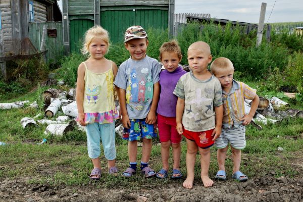 В деревне не очень много детей