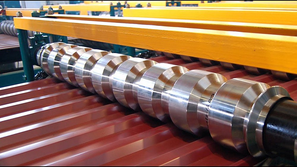 Производство профнастила – листы металла прокатываются через систему формующих роликов, придающих изначально плоской заготовке требуемый рельеф.