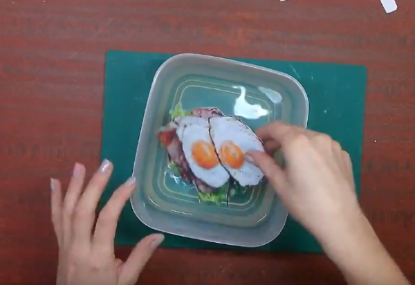 Картинку поместите в емкость с водой