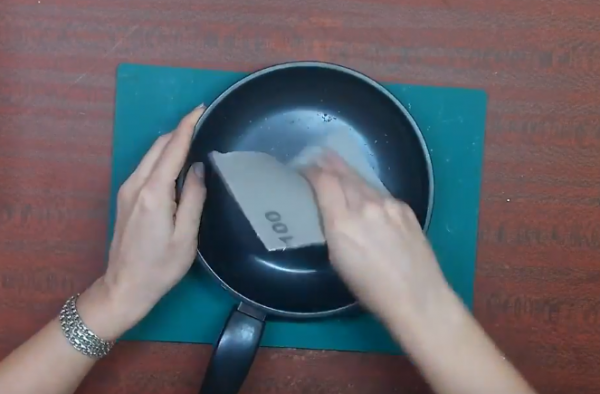 Обработайте внутреннюю часть сковороды наждачной бумагой