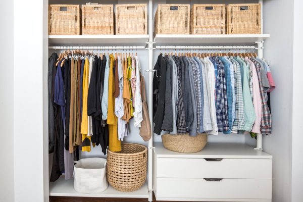 Как разобрать и правильно сложить вещи в гардеробе: наводим порядок и избавляемся от лишнего