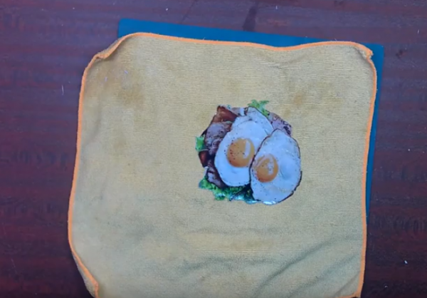 Промокните рисунок чистой тканью и оставьте высыхать. Чтобы процесс произошел быстрее используйте фен