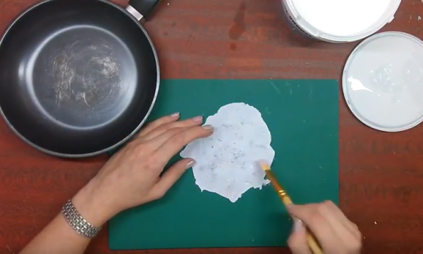 Смажьте рисунок с оборотной стороны клеем