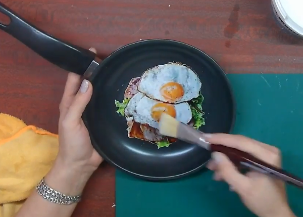 Поместите рисунок на дно сковороды и разгладьте кистью. Затем промокните и расправьте с помощью чистой тканевой салфетки