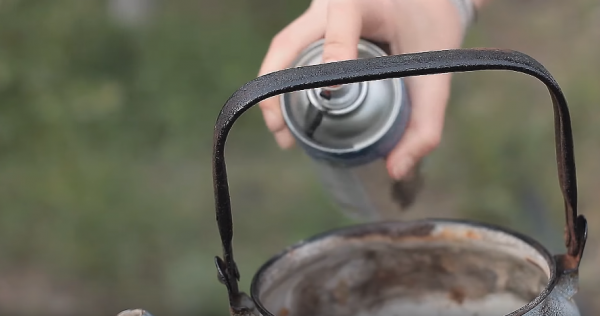 Черной аэрозольной краской покрасьте ручку