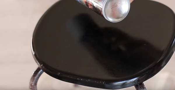 Сиденье покройте черной аэрозольной краской