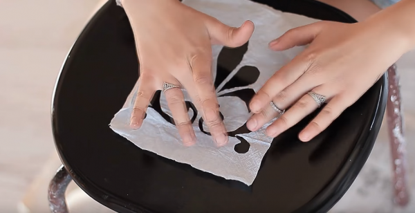 Сиденье покройте черной аэрозольной краской приложите трафарет