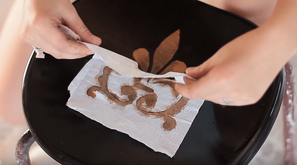 Рисунок заполняют золотистой пастой. Также ее наносят по краям сидения